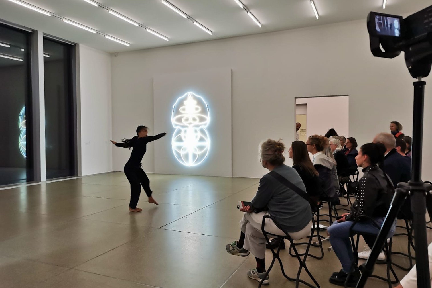 showcase_residenzzentrum_tanz_pei-ling_kao_20220922_2.jpeg showcase_residenzzentrum_tanz_pei-ling_kao_20220922_2.jpeg